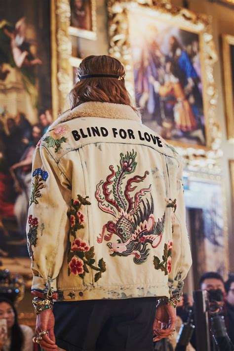 Gucci最新「Blind for Love」情侶系列，深深刻下為愛 .